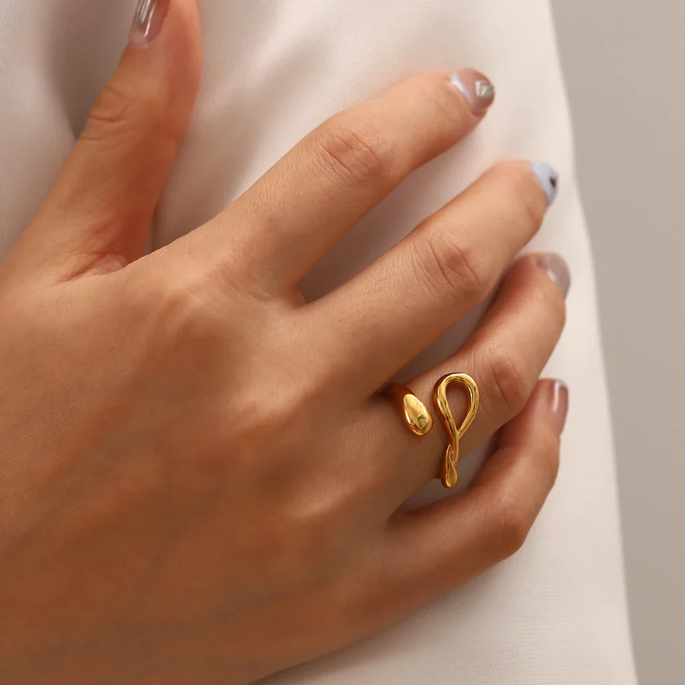18k Curved Elegance Ring - Image 2
