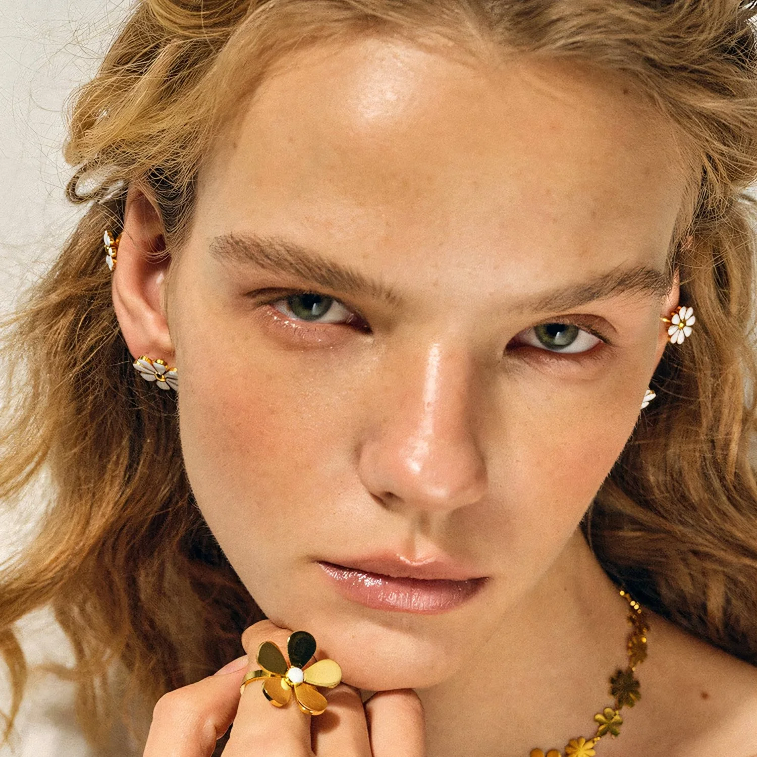 18k Dainty Daisy Floral Earrings - Image 4
