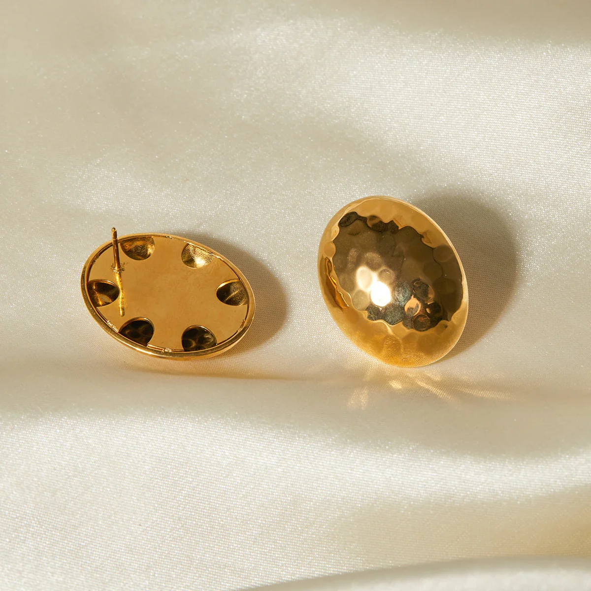 18k Hammered Oval Earring - Image 6