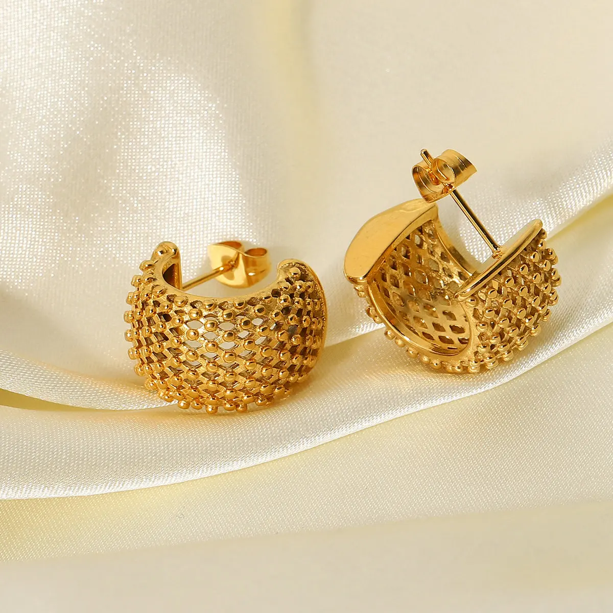 18k Mesh C Hoop Earrings - Image 3