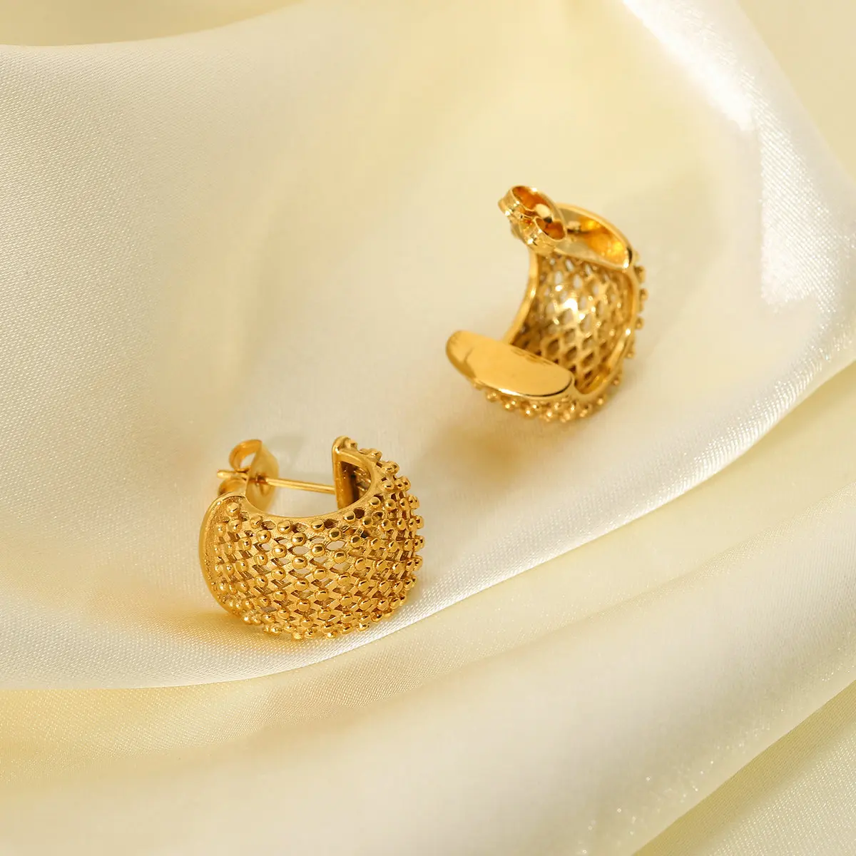 18k Mesh C Hoop Earrings - Image 5