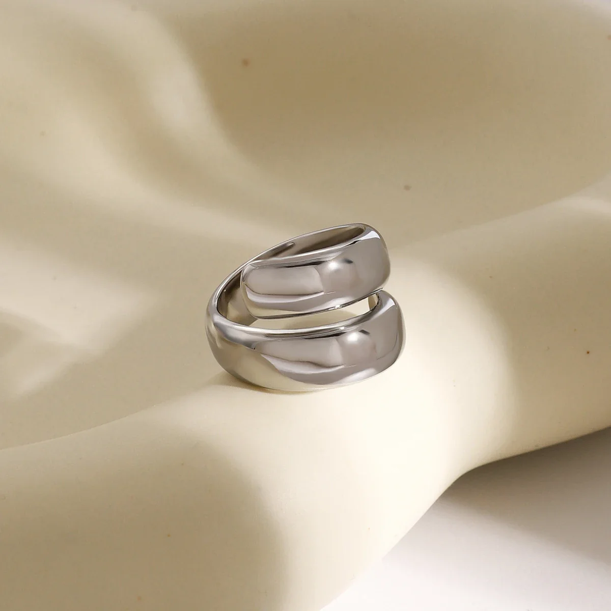 18k Modern Wrap Around Flat Ring - Image 6