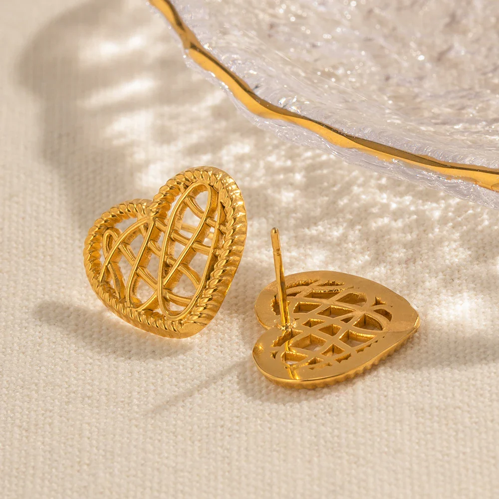 18k Open Heart Mesh Earrings - Image 3