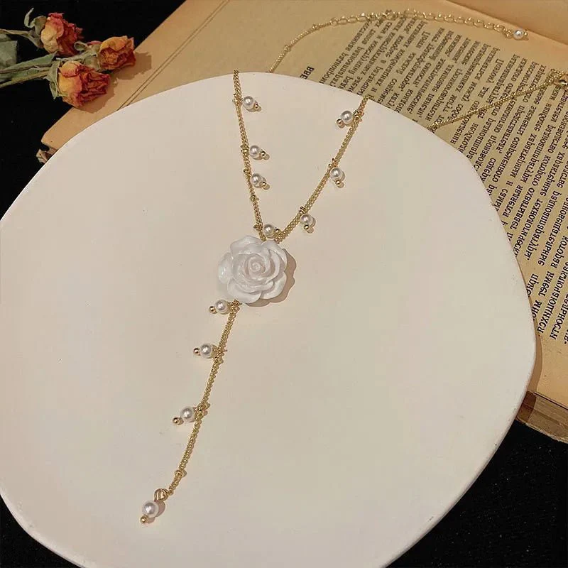 Blanc La Floral Necklace - Image 3