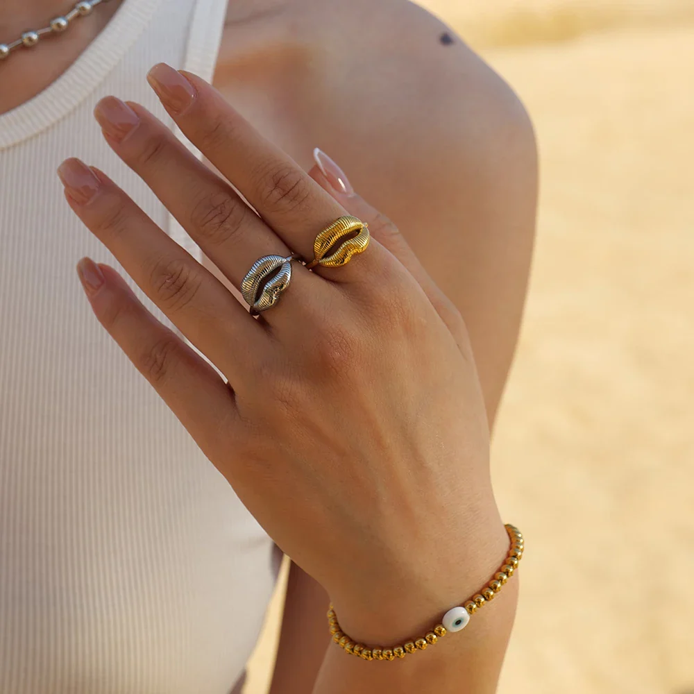 Bold Kiss Romantic Ring - Image 2