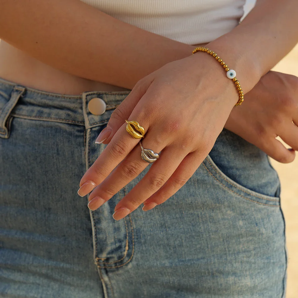 Bold Kiss Romantic Ring - Image 4
