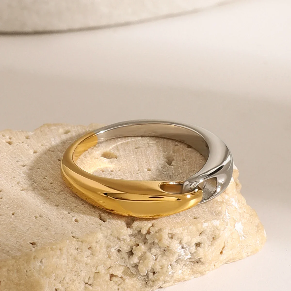 Elegant Two Tone Buckle Link Ring - Image 2