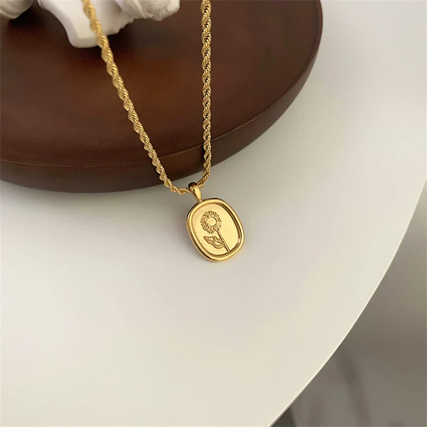Feminine Floral Pendant Rope Chain Necklace - Image 7